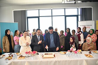 Başiskele BAŞ-MEK Yıl Sonu Sergisi Açıldı: Türkiye Yüzyılı Gençlik Merkezi'nde Büyük Coşku!
