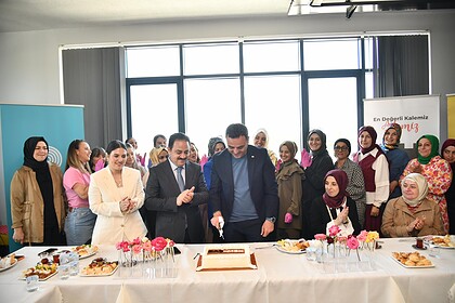 Başiskele BAŞ-MEK Yıl Sonu Sergisi Açıldı: Türkiye Yüzyılı Gençlik Merkezi'nde Büyük Coşku!