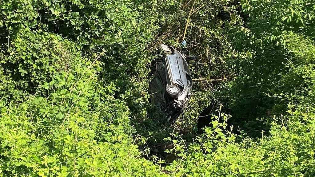Kocaeli Başiskele’de Direksiyonu Kilitlenen Otomobil Uçuruma Yuvarlandı: 1 Yaralı
