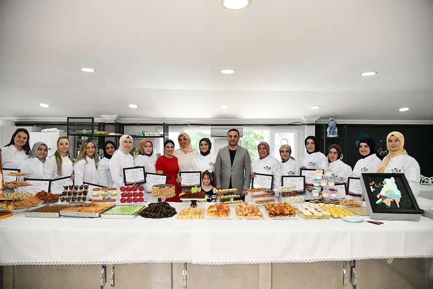 Başiskele Belediyesi Pastacılık Ustalık Atölyesi Mezunlarını Verdi: Başkan Özlü'den İstihdam Vurgusu!