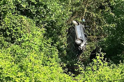 Kocaeli Başiskele’de Direksiyonu Kilitlenen Otomobil Uçuruma Yuvarlandı: 1 Yaralı