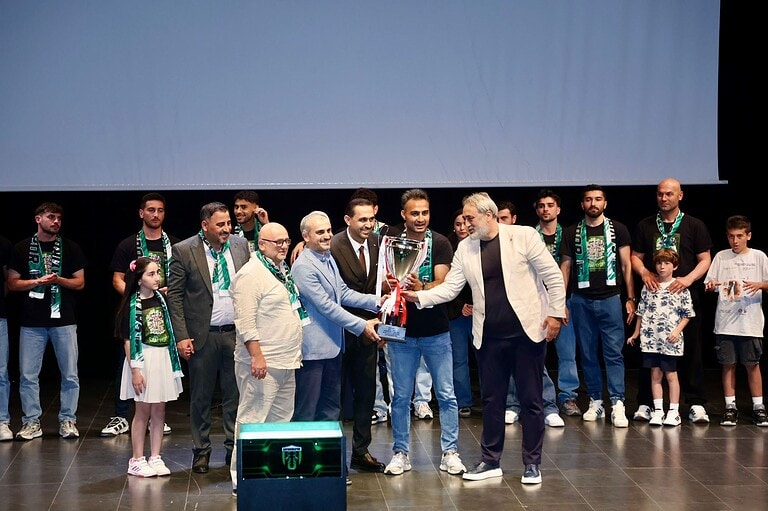 Kupa Töreninde Büyük Coşku: Çayırovaspor Şampiyonluk Kupasını Kaldırdı!