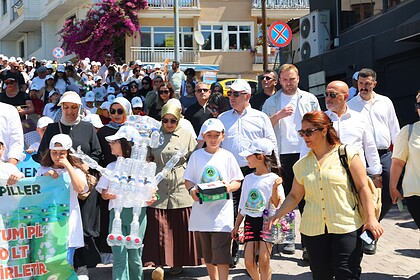 Öğrenciler Çevre İçin Yürüdü: Darıca Sahil Amfi Tiyatro'da Renkli Gösteriler!