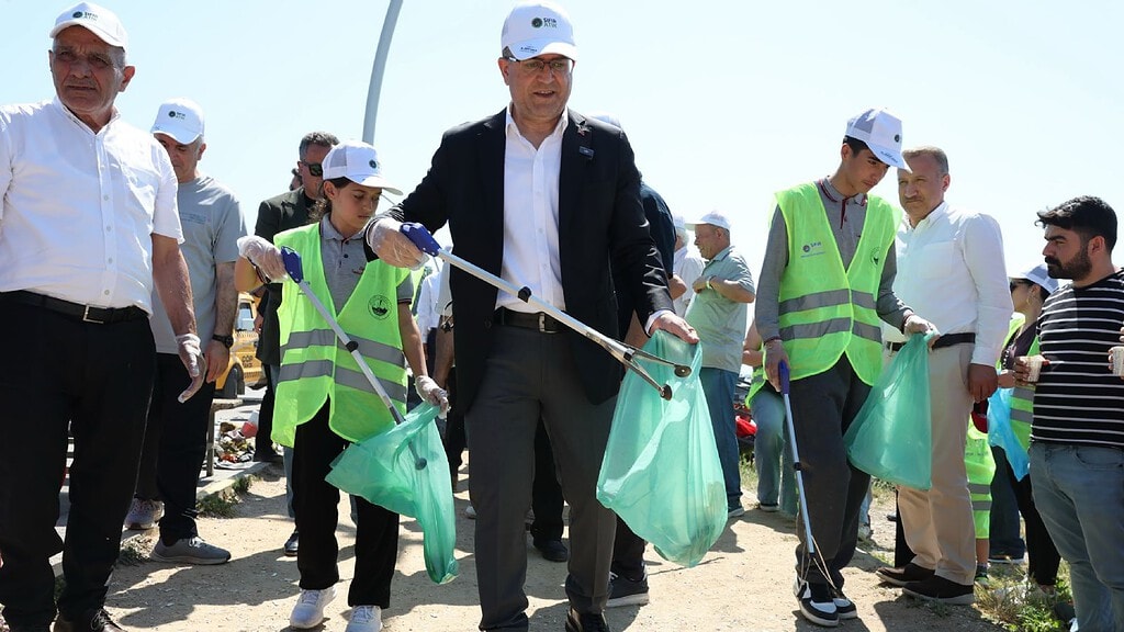 Kocaeli Derince’de Çevre Seferberliği: Başkan Sertif Gökçe Kıyıda Çöp Topladı!