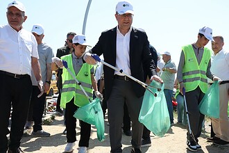Kocaeli Derince’de Çevre Seferberliği: Başkan Sertif Gökçe Kıyıda Çöp Topladı!