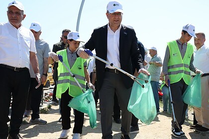 Kocaeli Derince’de Çevre Seferberliği: Başkan Sertif Gökçe Kıyıda Çöp Topladı!