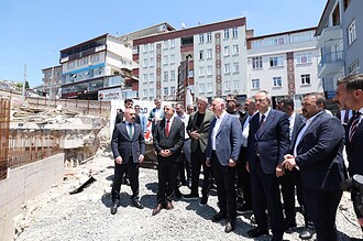 Dilovası Kent Meydanı Projesi Yükseliyor: Tahhir Büyükakın ve Ramazan Ömeroğlu Sahada!