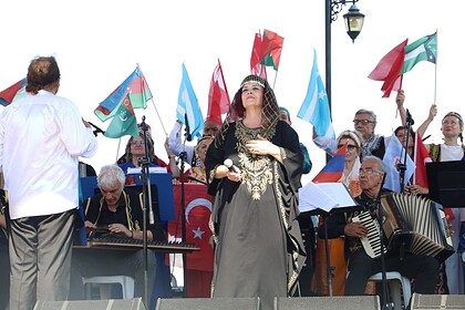 İzmit 3. Kapanca Sokak Festivali’nde Türk Dünyası Rüzgarı! Dragos Musiki Derneği Korosu Büyüledi!