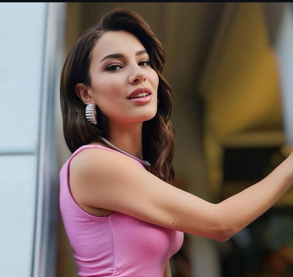 Kızılcık Şerbeti Oyuncusu Ece İrtem Hayatını Kaybetti: 35 Yaşındaki Genç Oyuncu Evinde Vefat Etti!