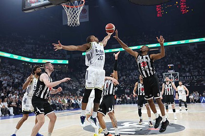 Fenerbahce-final-serisinde-2-1-one-gecti