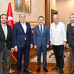 Kocaeli Film Festivali Direktörü Azer Şelte ve Ünlü Sanatçılar Vali Aktaş’ı Makamında Ziyaret Etti