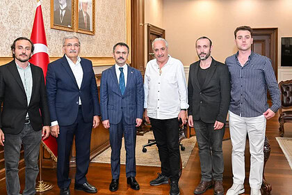 Kocaeli Film Festivali Direktörü Azer Şelte ve Ünlü Sanatçılar Vali Aktaş’ı Makamında Ziyaret Etti