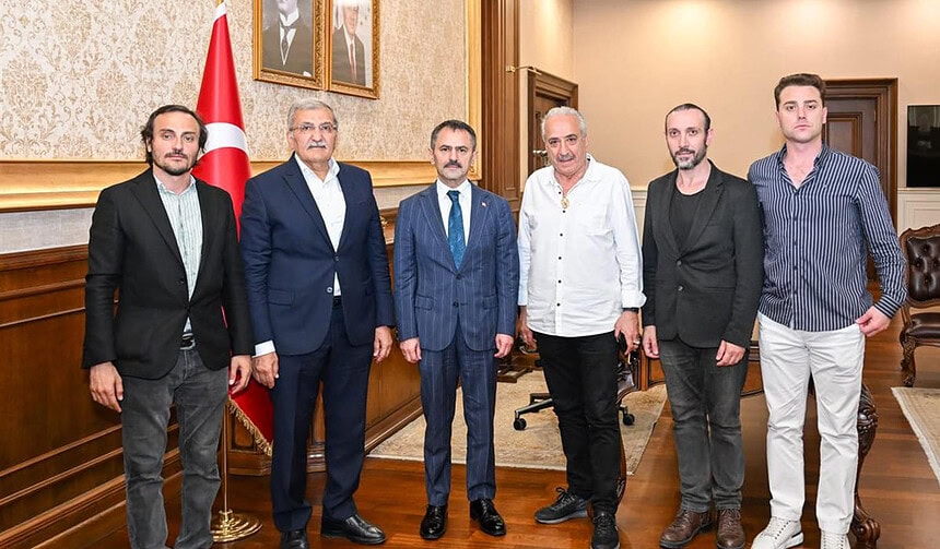 Kocaeli Film Festivali Direktörü Azer Şelte ve Ünlü Sanatçılar Vali Aktaş’ı Makamında Ziyaret Etti