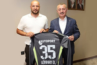 Gökhan Değirmenci Formasını Büyükakın’a Hediye Etti, Helallik İstedi