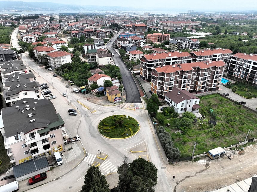 Gölcük Adnan Menderes Caddesi’nde Ulaşım Yenileniyor: Büyükşehir Ekipleri Sahaya İndi!