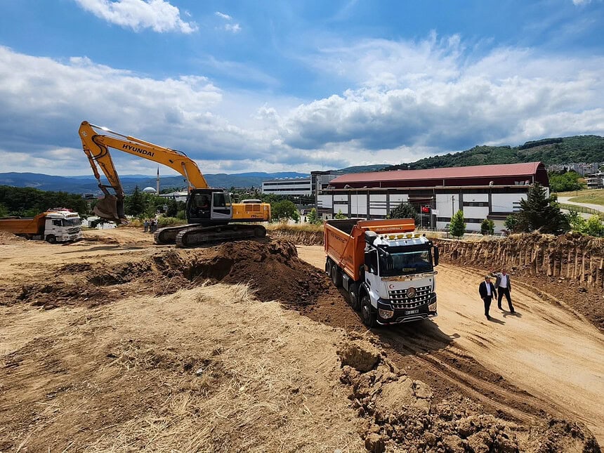 Gölcük’te Dev Spor Kompleksi İçin İlk Kazma Vuruldu! Hafriyat Çalışmaları Düzağaç’ta Başladı!