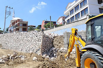 İzmit Tüysüzler Mahallesi'nde Risk Oluşturan Yapı Yenileniyor! İzmit Belediyesi Ekipleri Sahada!