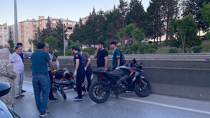 İzmit'te Motosiklet Otomobile Çarptı Sürücü Ağır Yaralandı