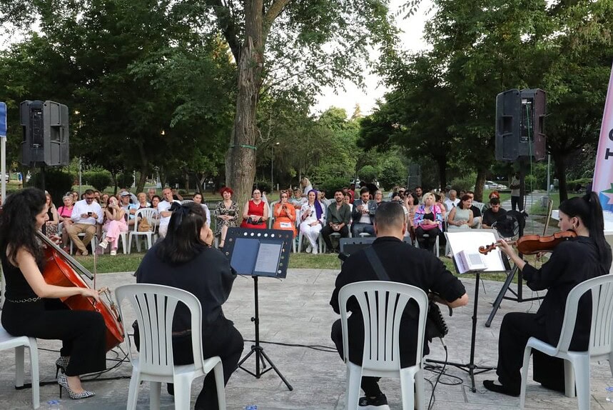 İzmit'te "Haziran'da Ölmek Zor" Anma Gecesi! Yahya Kaptan'da Edebiyat Rüzgarı Esti!