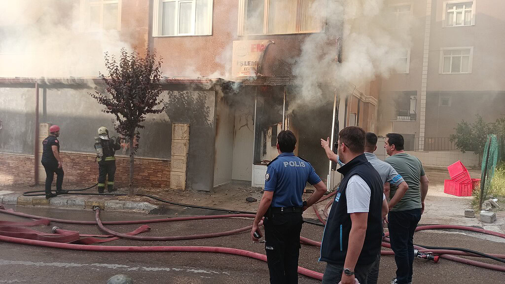 Karamürsel’de Yumurta Dükkanını Saran Alevlere İş Makinesiyle Müdahale