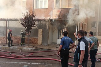 Karamürsel'de Yumurta Dükkanını Saran Alevlere İş Makinesiyle Müdahale