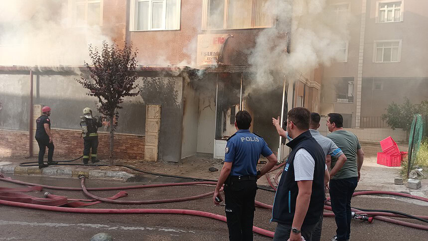 Karamürsel'de Yumurta Dükkanını Saran Alevlere İş Makinesiyle Müdahale