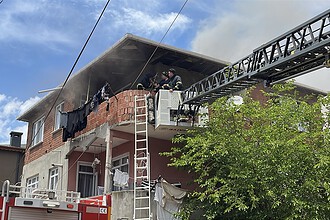 Kocaeli'de Korkutan Yangın Balkonda Mahsur Kalan Anne ve Bebeği İtfaiye Kurtardı