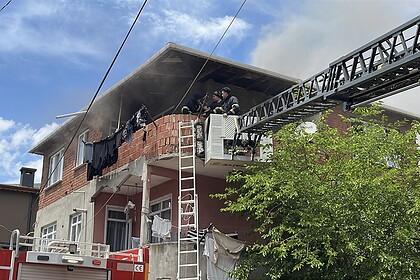 Kocaeli'de Korkutan Yangın Balkonda Mahsur Kalan Anne ve Bebeği İtfaiye Kurtardı