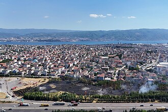 Kocaeli'de Saman Yüklü Tırın Römorkunda Çıkan Yangın Mahalleyi Sardı