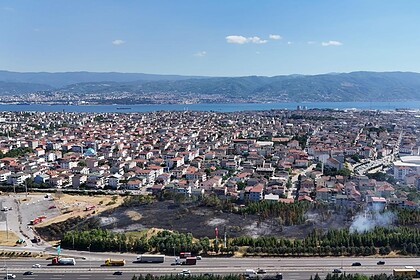 Kocaeli'de Saman Yüklü Tırın Römorkunda Çıkan Yangın Mahalleyi Sardı