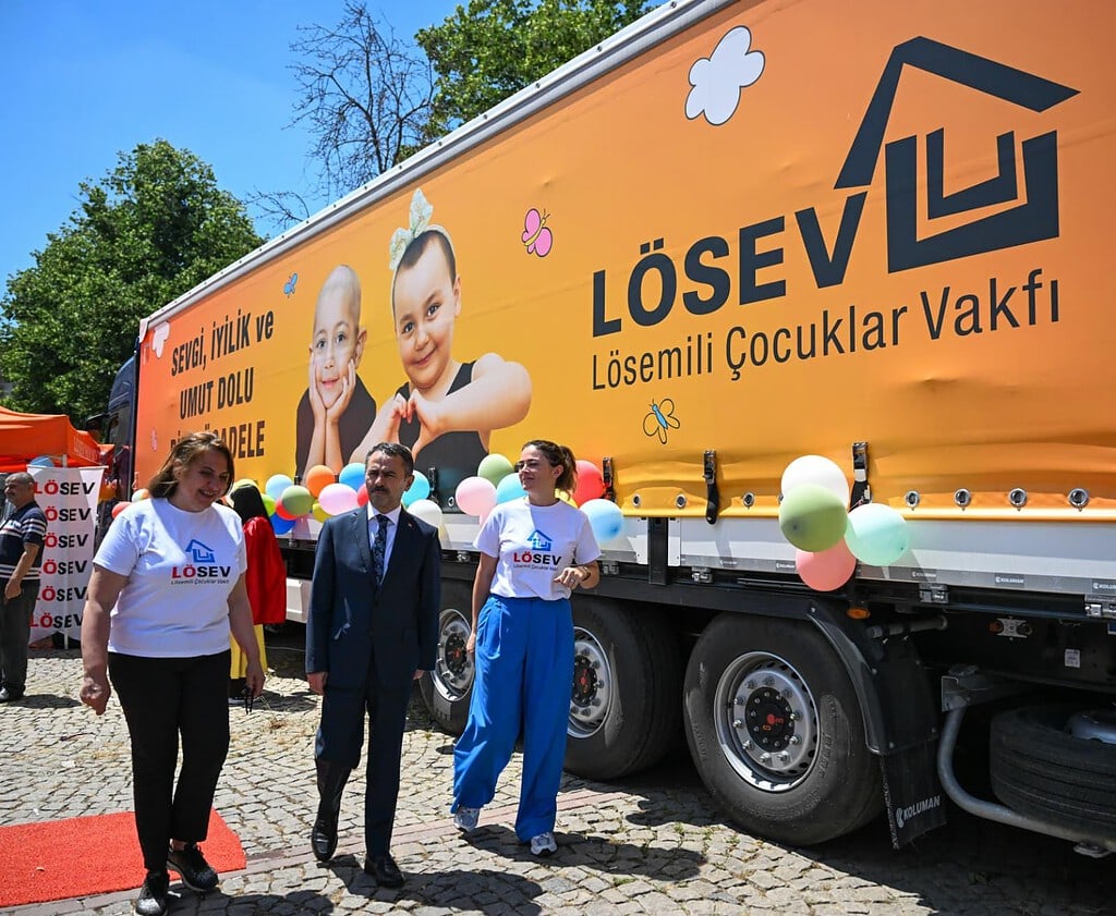 LÖSEV İyilik Tırı İzmit Kent Meydanı’nda: Vali İlhami Aktaş Aileler ve Çocuklarla Buluştu!