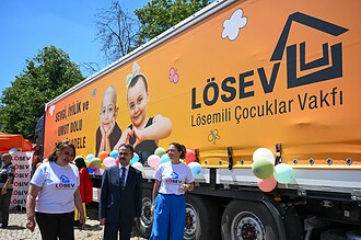 LÖSEV İyilik Tırı İzmit Kent Meydanı’nda: Vali İlhami Aktaş Aileler ve Çocuklarla Buluştu!
