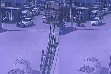 Otomobille Motosikletin Çarpıştığı Kaza Anı Kameraya Yansıdı: 1 Yaralı