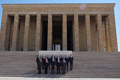 Polonya Cumhurbaşkanı Karol Nawrocki Anıtkabir'i Ziyaret Etti!