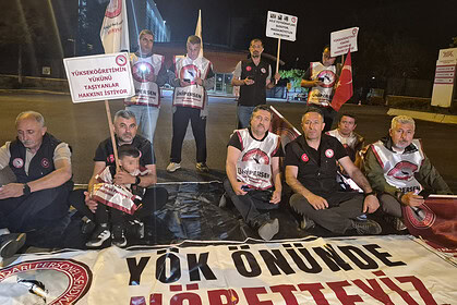 ÜNİPERSAN’dan YÖK Önünde Gece Nöbeti: Üniversite İdari Personeli Tayin ve Nakil Hakkı İstiyor!