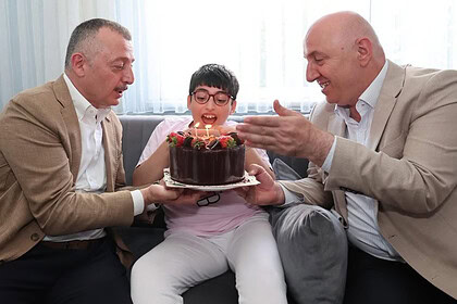 Başkan Tahir Büyükakın’dan Darıcalı Zeynep Asya’ya Doğum Gününde Sürpriz Vefa Ziyareti