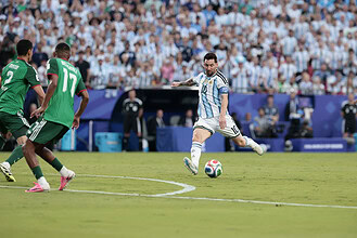 2026 FIFA Dünya Kupası J Grubu: Arjantin Cezayir'i 3-0 Mağlup Etti! Lionel Messi'den Muhteşem Hat-Trick