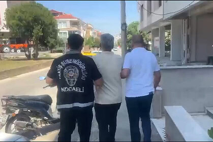 Kocaeli Emniyeti'nden İzmir'de Nokta Operasyon: 8 Yıldır Firari Olan 10 Yıl Hapis Cezalı S.İ. Yakalandı!