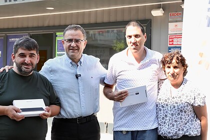 Derince'de Çöpler Ödüle Dönüşüyor! Kasım Çelebi ve Uğur Veysel Göktekin Tablet Ödüllerini Sertif Gökçe'den Aldı!