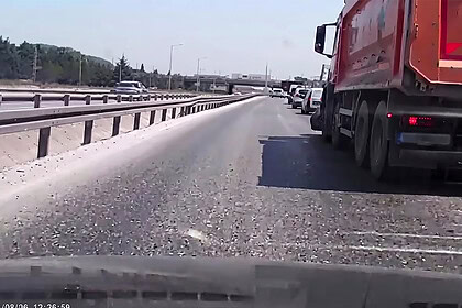 Başiskele D-100'de Kamyon Otomobili Metrelerce Sürükledi