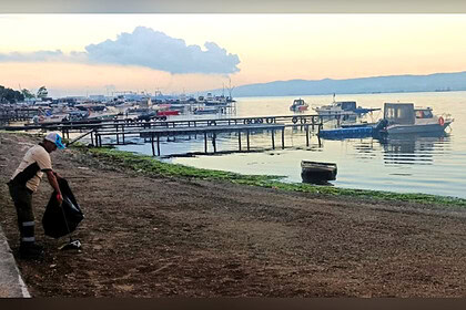 Başiskele Sahili'nde Mesai: İzmaritler Tek Tek Toplanıyor