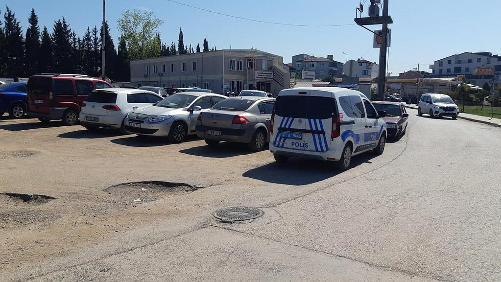 Körfez’de Sokak Ortasında Bıçaklı Dehşet: Diş Hastanesi Önünde Kadını Bıçakladı!