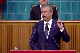 CHP Grup Başkanı Özgür Özel'den Kürsüde "İktidar Yürüyüşü" Mesajı: "Haydi Bakalım, Yürüyelim Arkadaşlar"