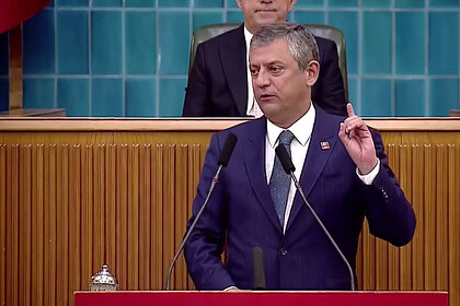 CHP Grup Başkanı Özgür Özel'den Kürsüde "İktidar Yürüyüşü" Mesajı: "Haydi Bakalım, Yürüyelim Arkadaşlar"
