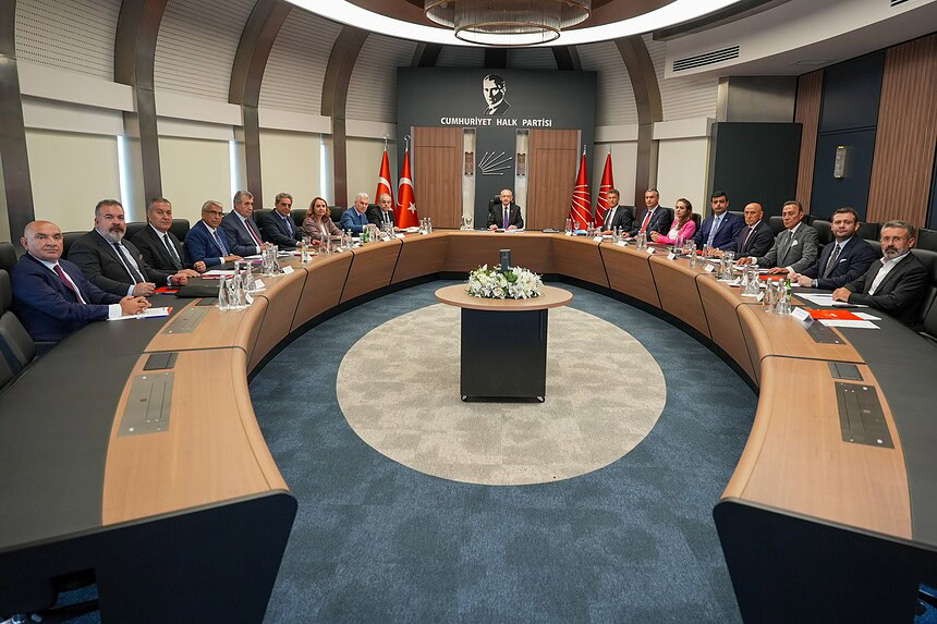 CHP'de Parti Meclisi Düştü: 57 Üyeden 28'i İstifa Etti, MYK da Resmen Sona Erdi!