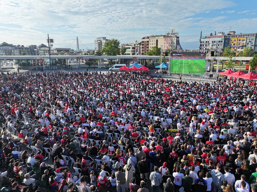 2026 YKS Öncesi Milli Maç Ekranlarına Yasak! Kocaeli ve 81 İlde Dev Ekranlar İptal Edildi!