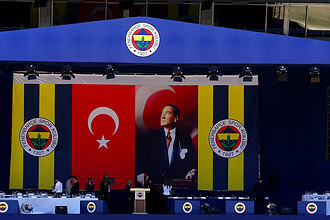 Fenerbahçe Kongresinde Tezahürat Krizi: Kurula Ara