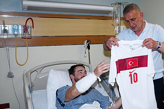 Hacıosmanoğlun'dan Kaza Geçiren Polis McGhee'ye Hastane Ziyareti