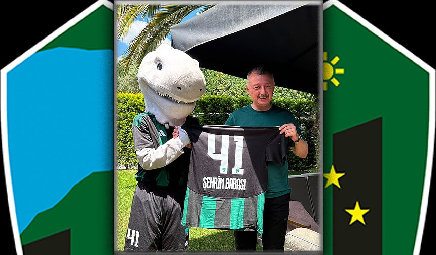 Hodri Meydan'dan Tahir Büyükakın'a Anlamlı Jest: "Şehrin Babası" Yazılı Kocaelispor Forması!