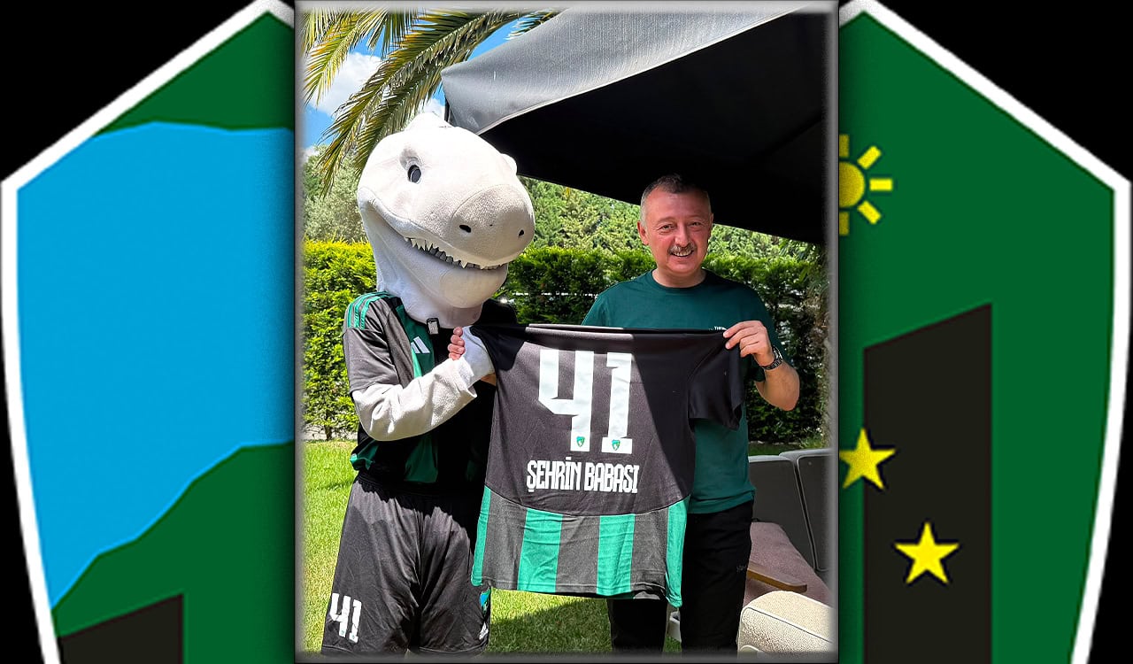 Hodri Meydan'dan Tahir Büyükakın'a Anlamlı Jest: "Şehrin Babası" Yazılı Kocaelispor Forması!